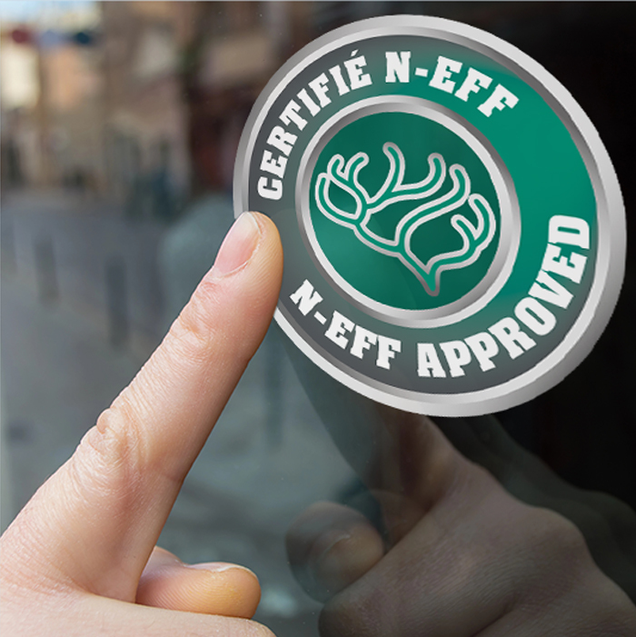 Doigt qui pointe le logo Certifié N-EFF