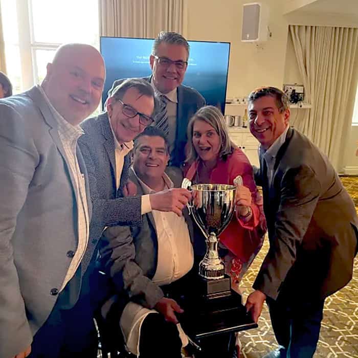 L'équipe de la fondation tenant un trophée