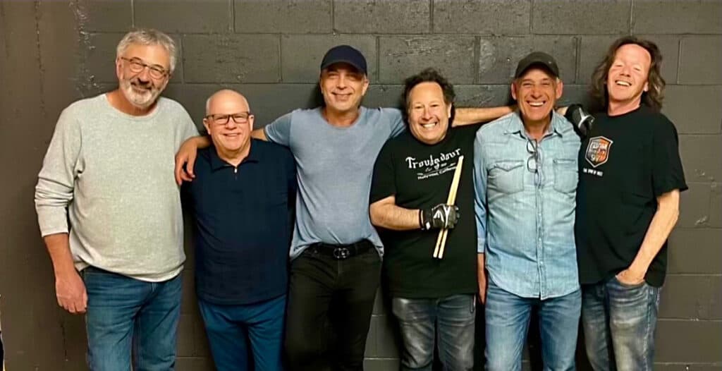 Groupe d'hommes souriants posant pour une photo au Super Bowl Bash 2025 (Copieur)